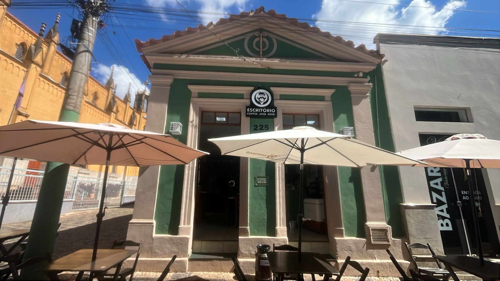 Fachada do Escritório Coffee and Beer
